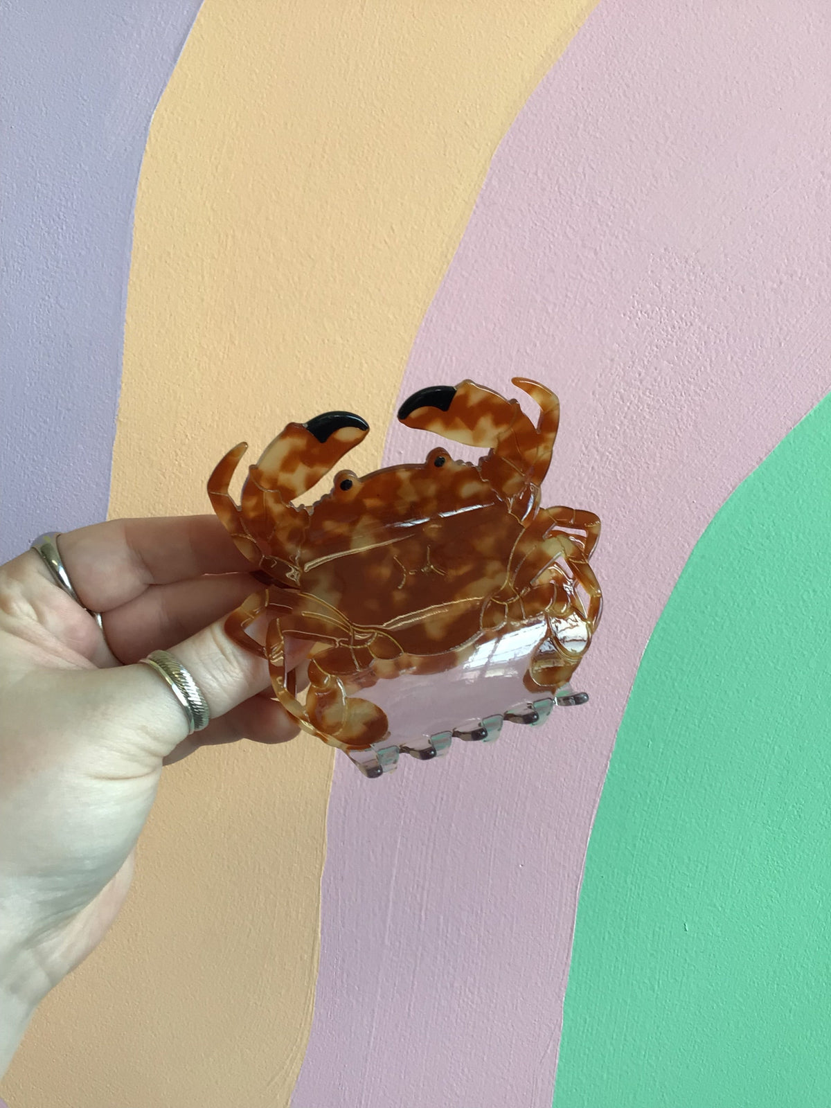 Crab hair claw in amber brown tortoise pattern