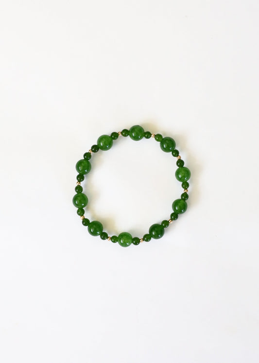 Green jade beaded stretch bracelet, single loop view