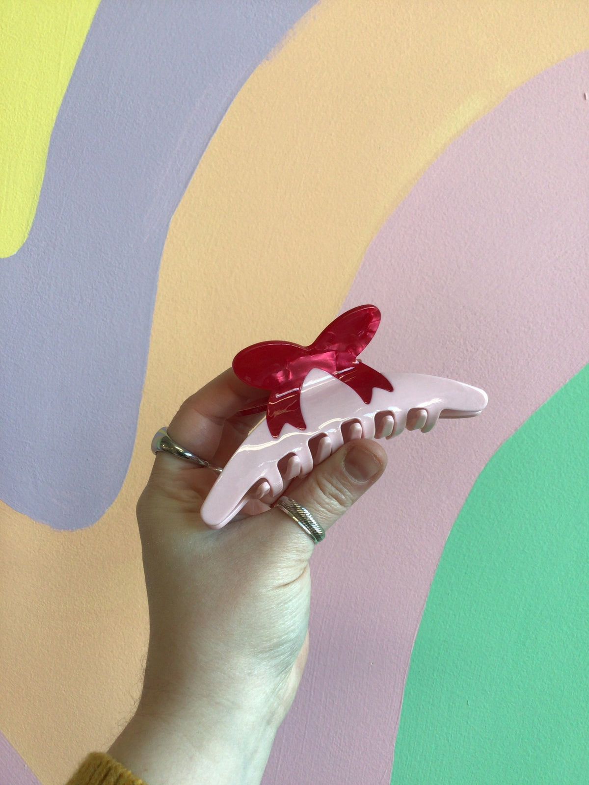 White hair claw with red bow