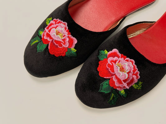 Black velvet mule slippers with side peony embroidery and red lining
