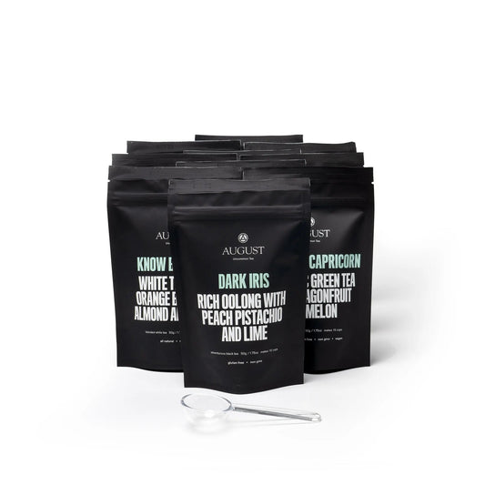 Iced tea sampler of black flavor pouches with a clear measuring scoop