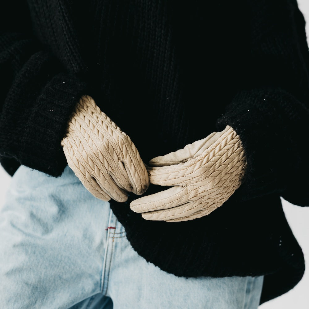 Quilted gloves in tan, zigzag stitched palm with ribbed knit cuffs