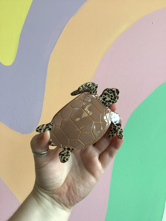 Sea turtle hair claw with brown patterned shell and spotted flippers