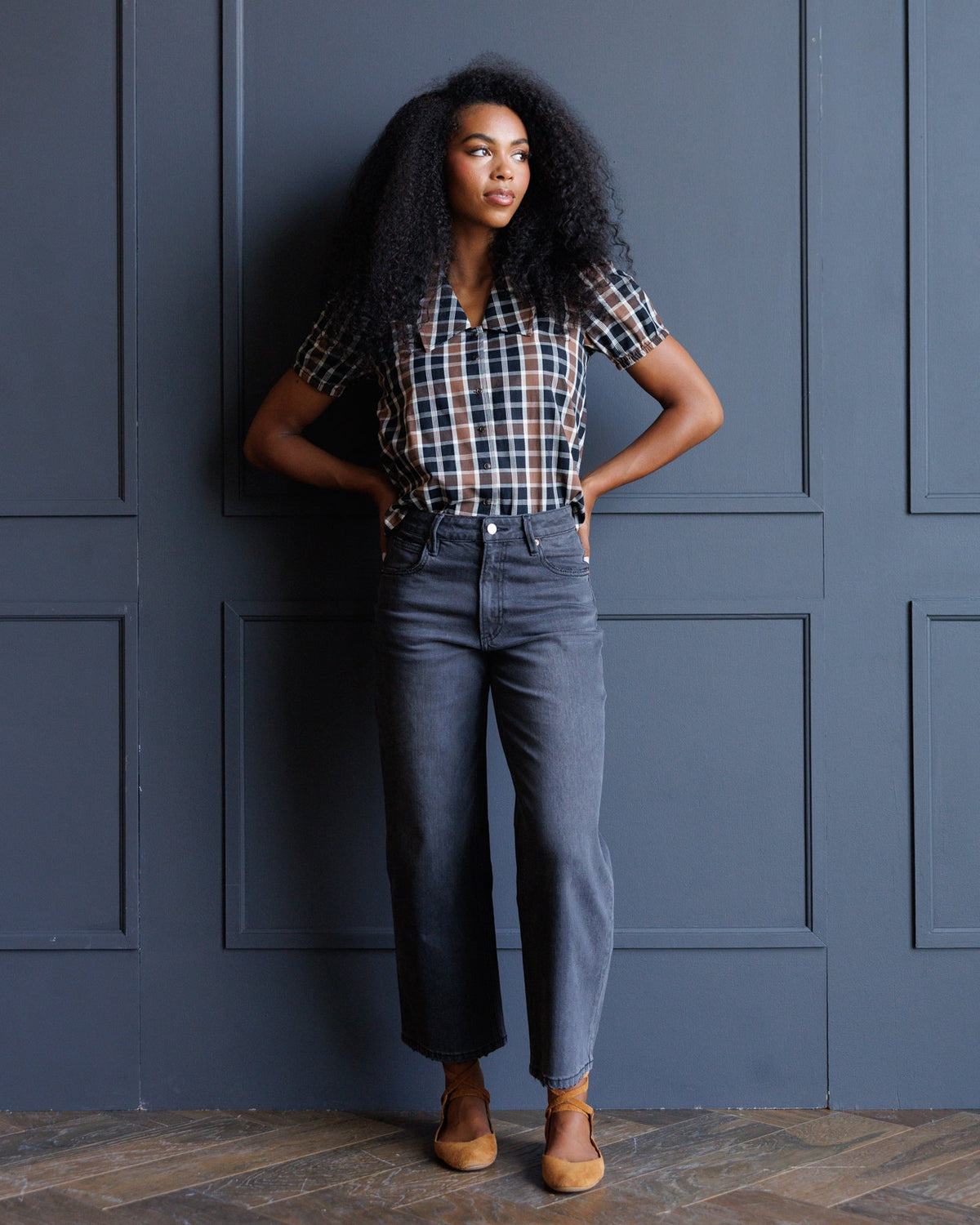 Plaid short-sleeve button-down shirt with collar in black, tan, and white checks