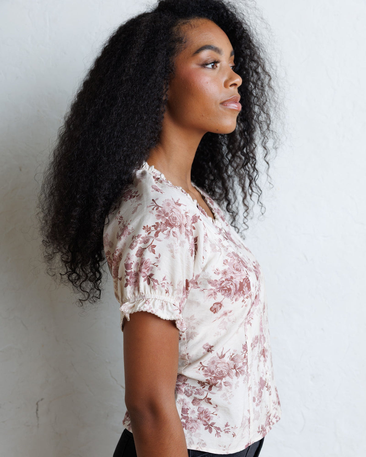 La Vie En Rose top in pale floral print with gathered cuffs and a relaxed fit.