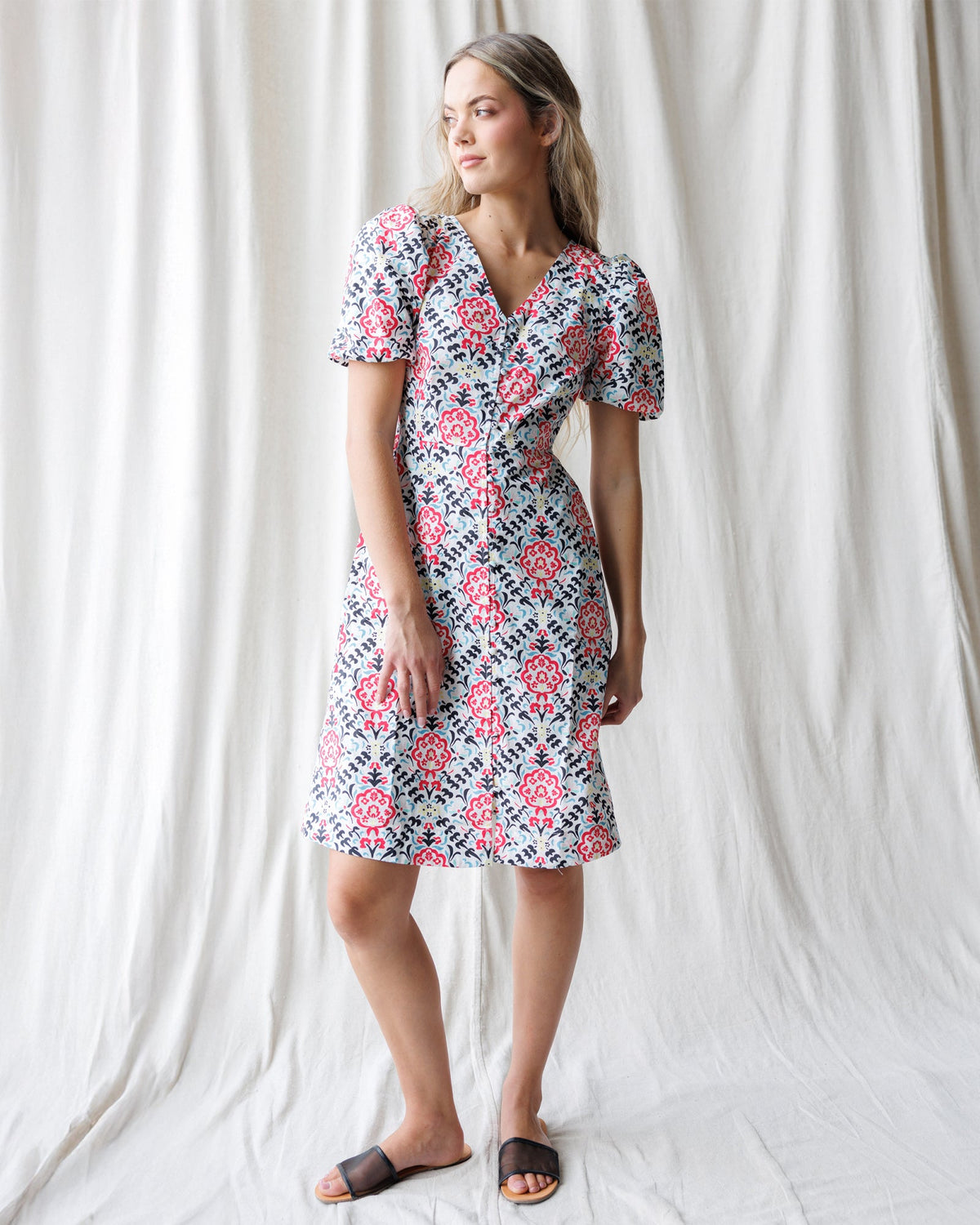 Capri dress with short puff sleeves and V-neck, red and blue floral print