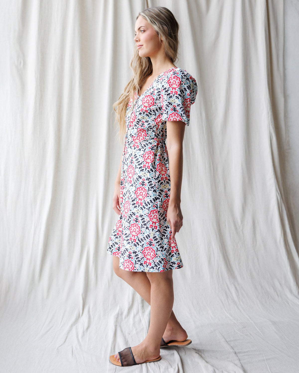 Capri dress with red and blue floral print, short sleeves, V-neck knee-length