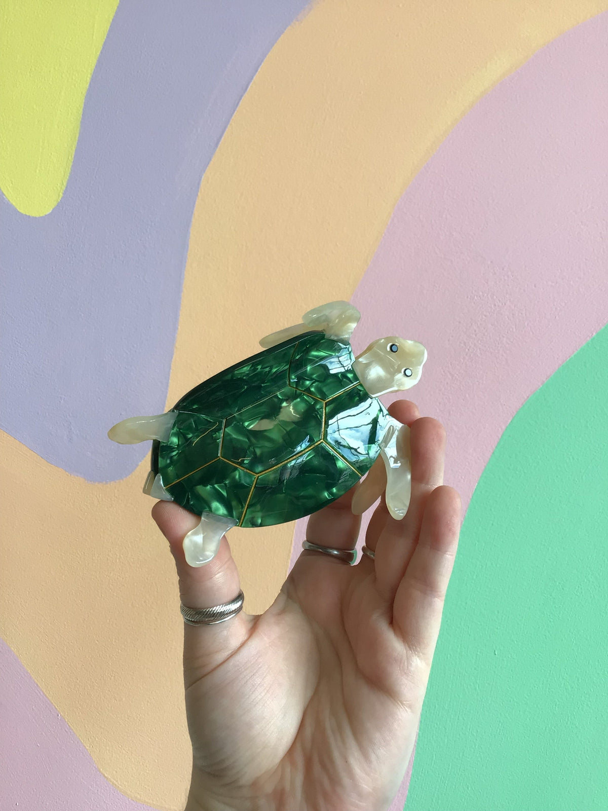 Sea turtle hair claw with dark green translucent shell and light green flippers