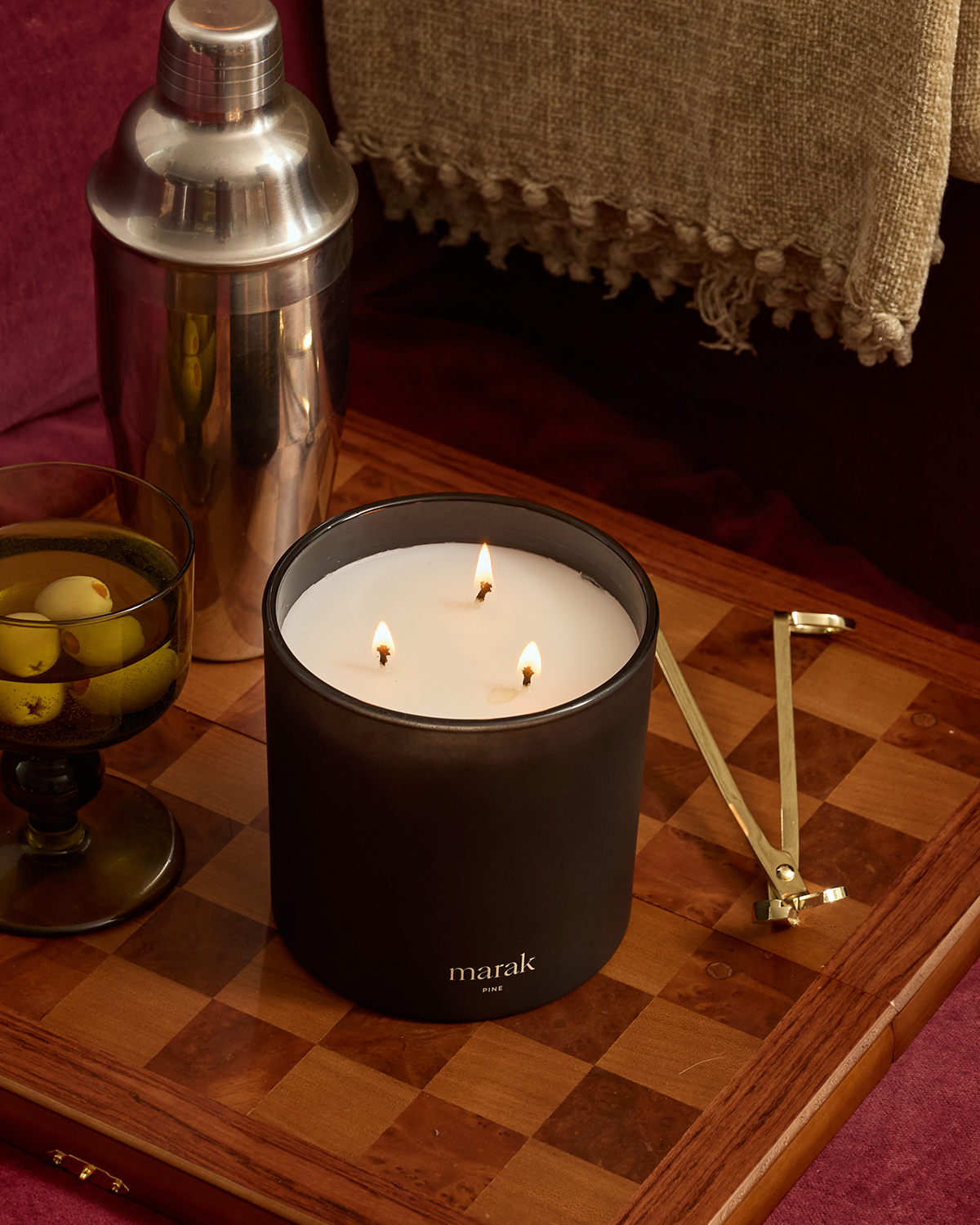 marak black jar candle with three flames