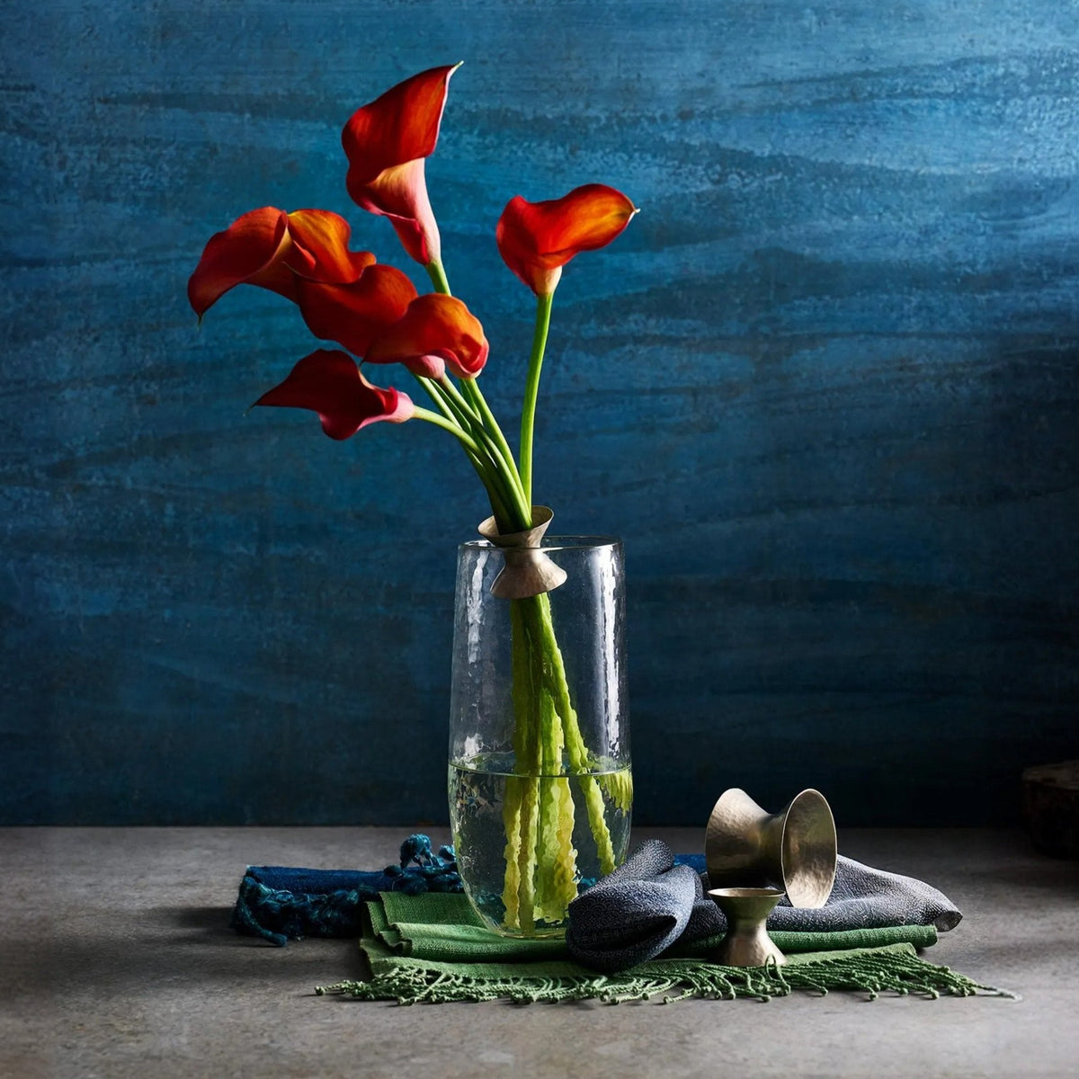 Floral bouquet rings set of 2: red calla-style flowers in a silver metal vase