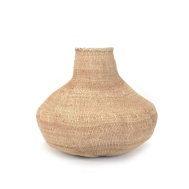 Woven garlic basket with wide base and narrow neck, natural beige woven fiber