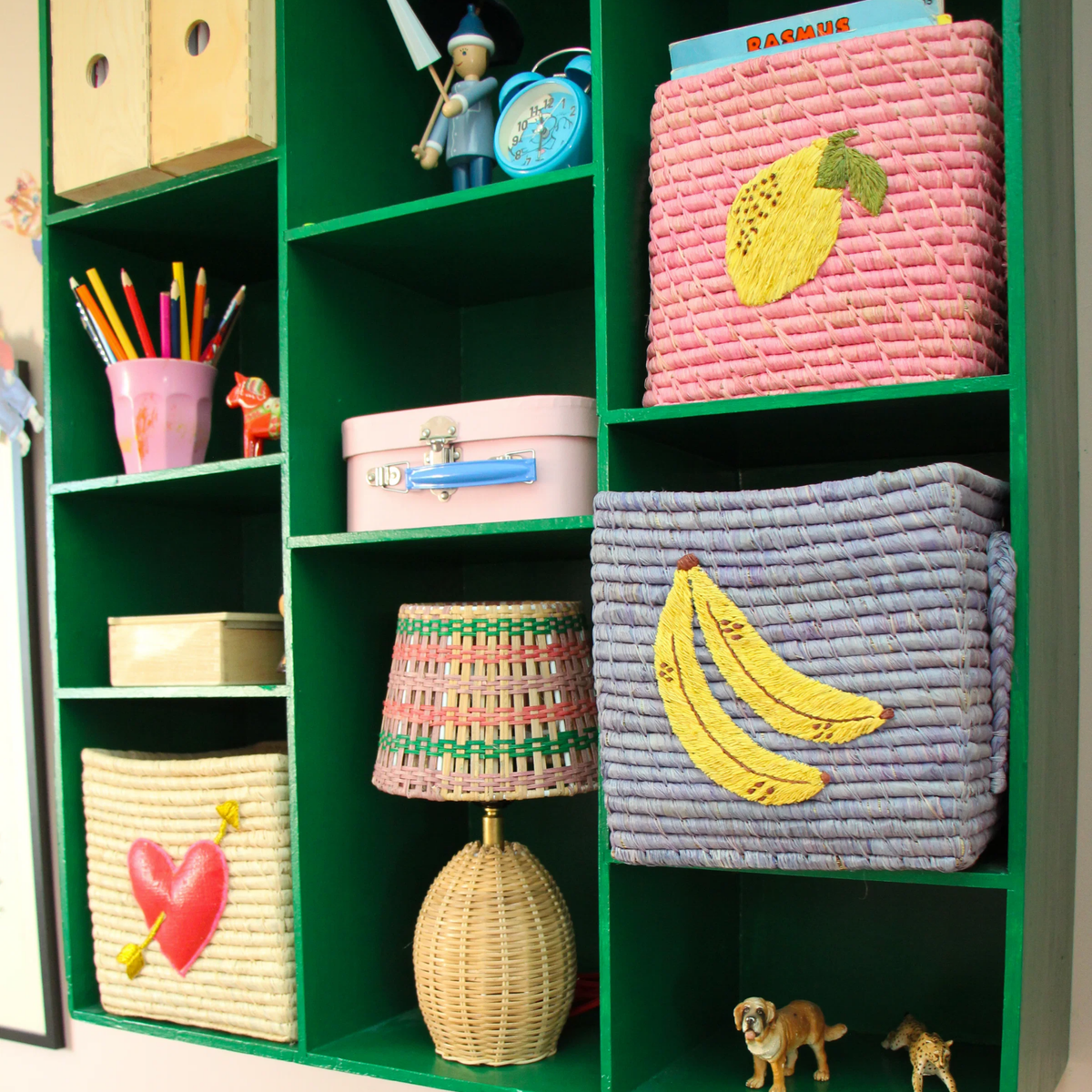 Square raffia basket with banana appliqué, gray-blue woven