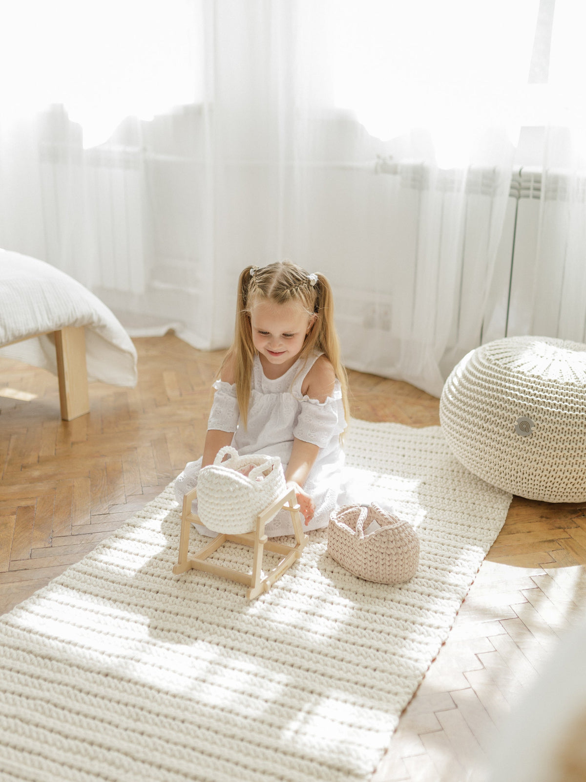 Mini doll Moses basket with rocking stand, white knitted basket