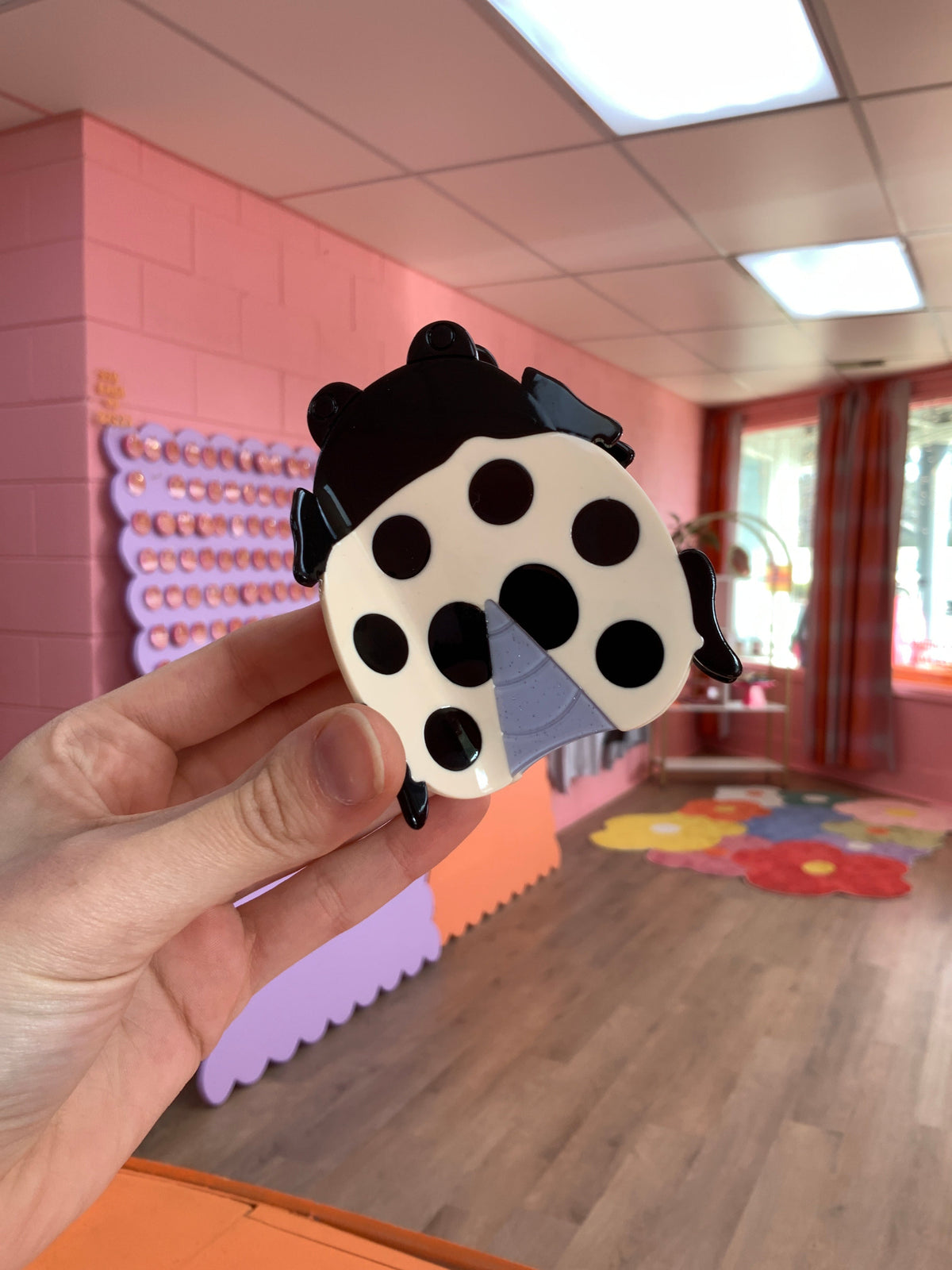 Black-and-white panda hair claw with wide jaws and black side clips