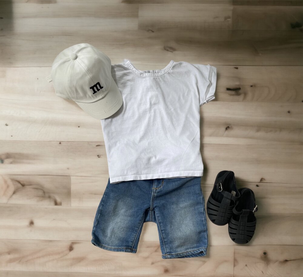 Kids baseball cap in white with embroidered cartoon logo on the front