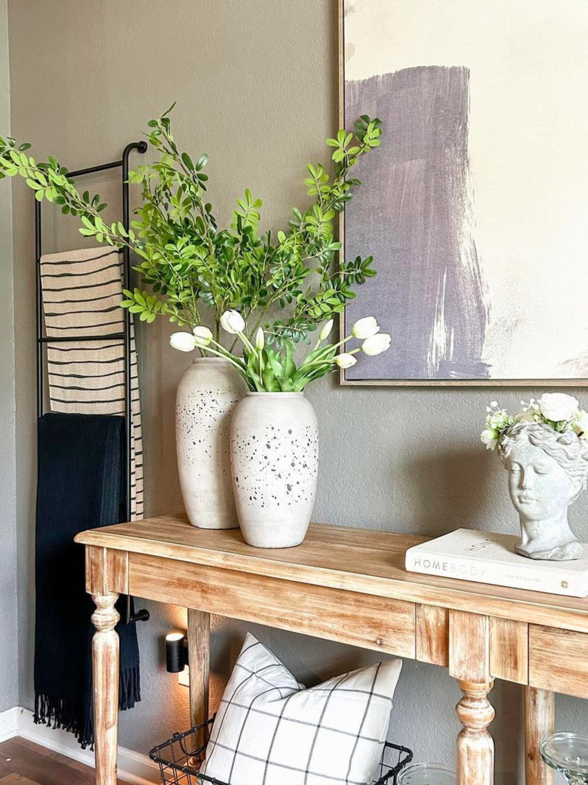 Artificial boxwood stems bundle of 4 with white faux blooms in speckled white vase