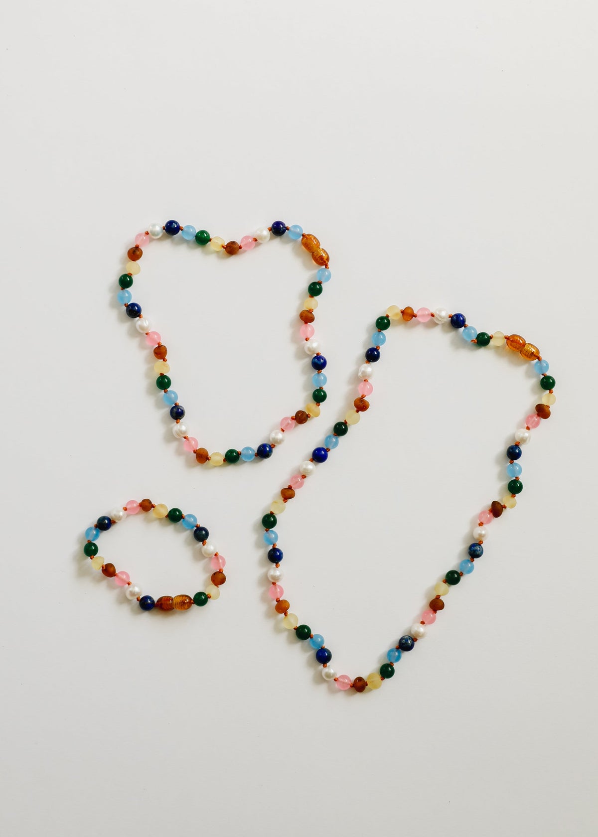 Multicolor beaded necklace with two matching bracelets in pearl-white and gemstone colors