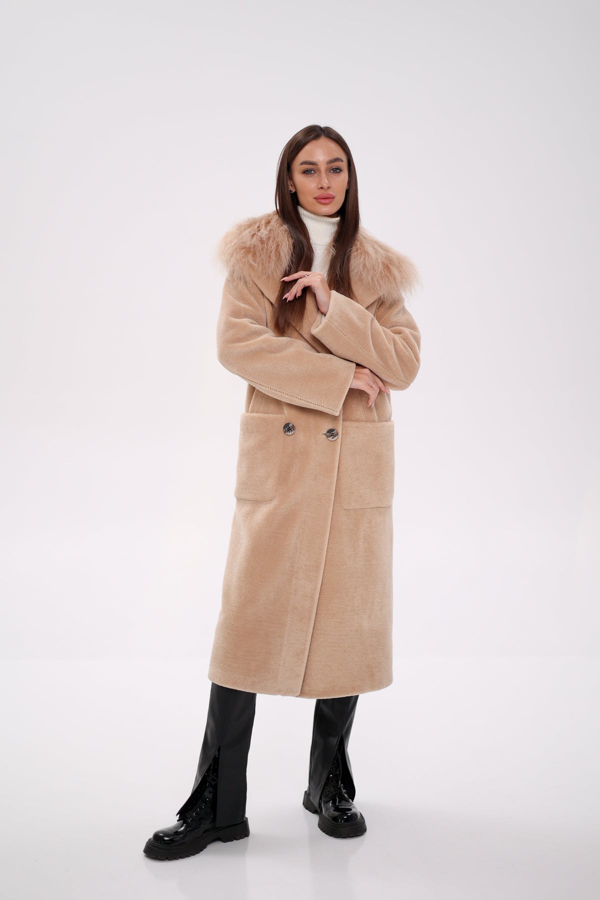 Beige virgin wool coat with a fur collar, long sleeves, and button front