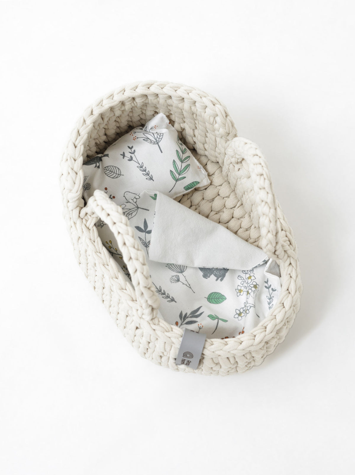 Knitted mini moses basket with rocking stand and gray patterned liner