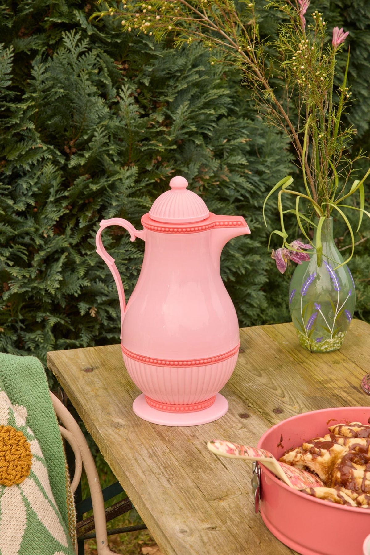 Pink insulated jug with ribbed base, domed lid, curved handle