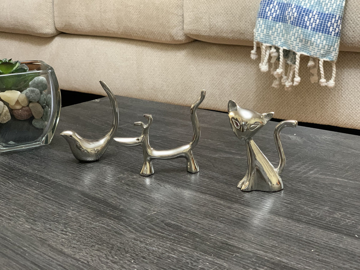 Silver animal ring holder set with five sculpted cat and dog figures, metallic finish
