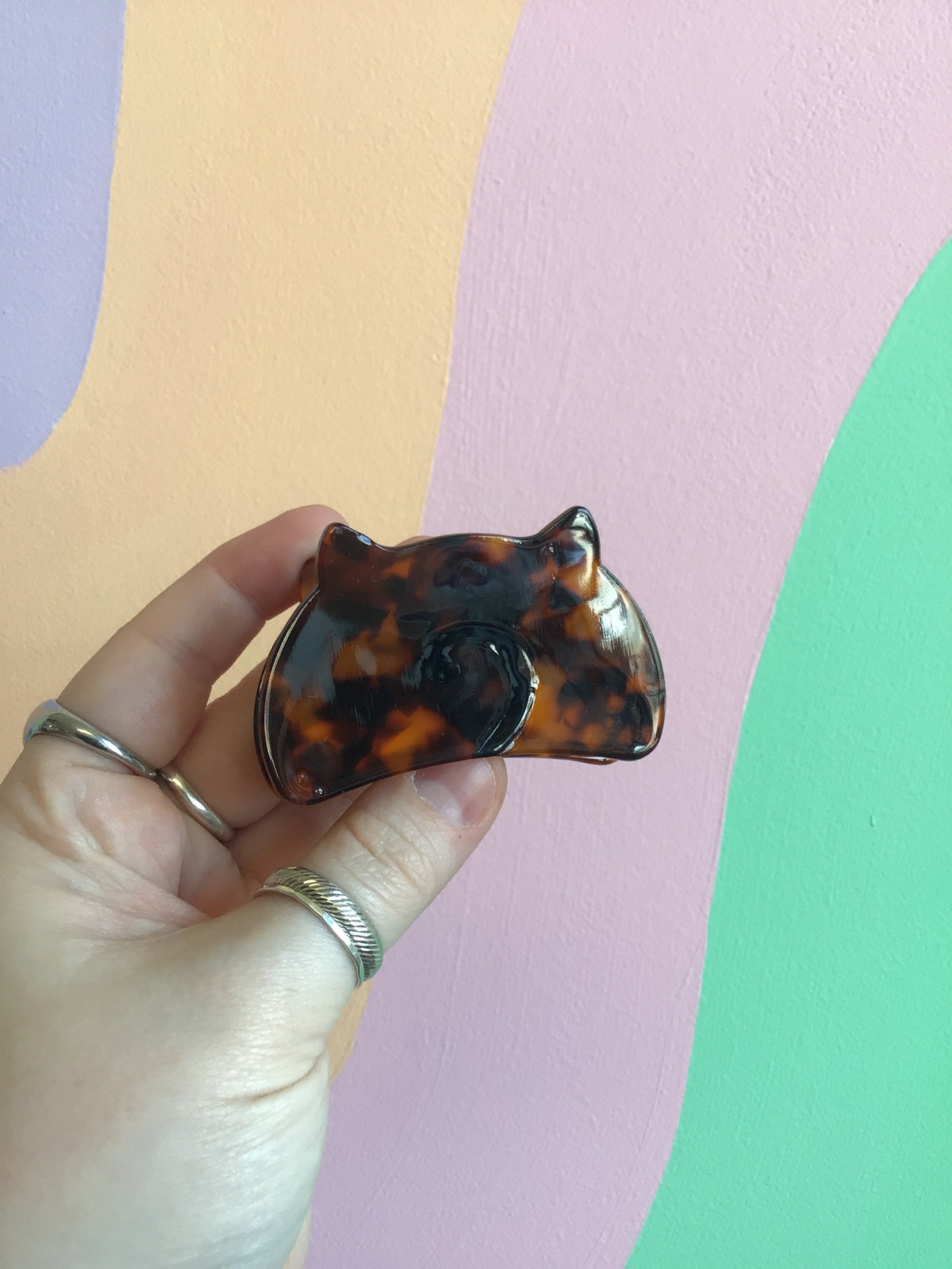 Cat-shaped hair claw, tortoise-brown marbled with gold-brown tones