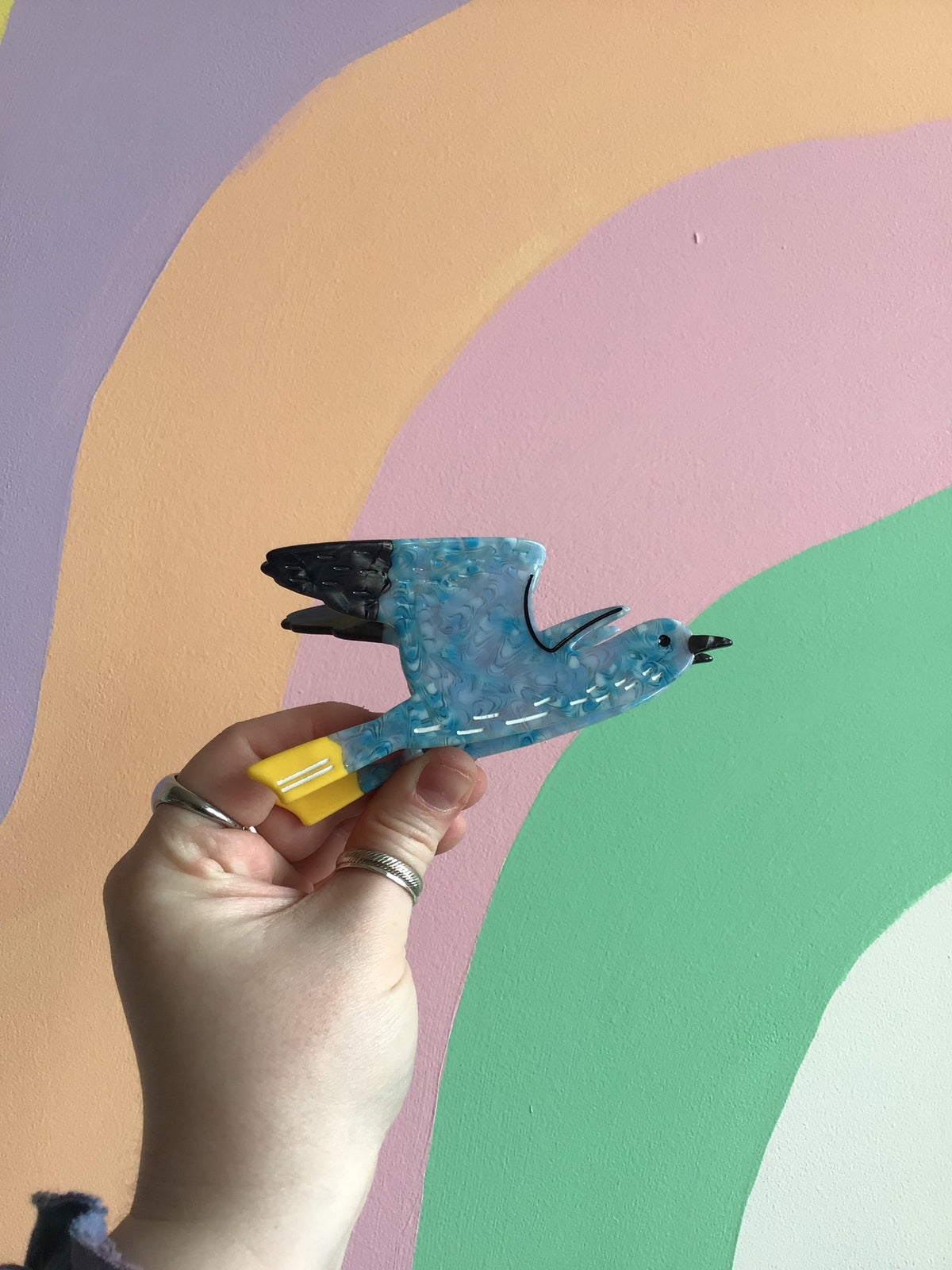 Blue and black bird hair claw with beak and wing cutout details