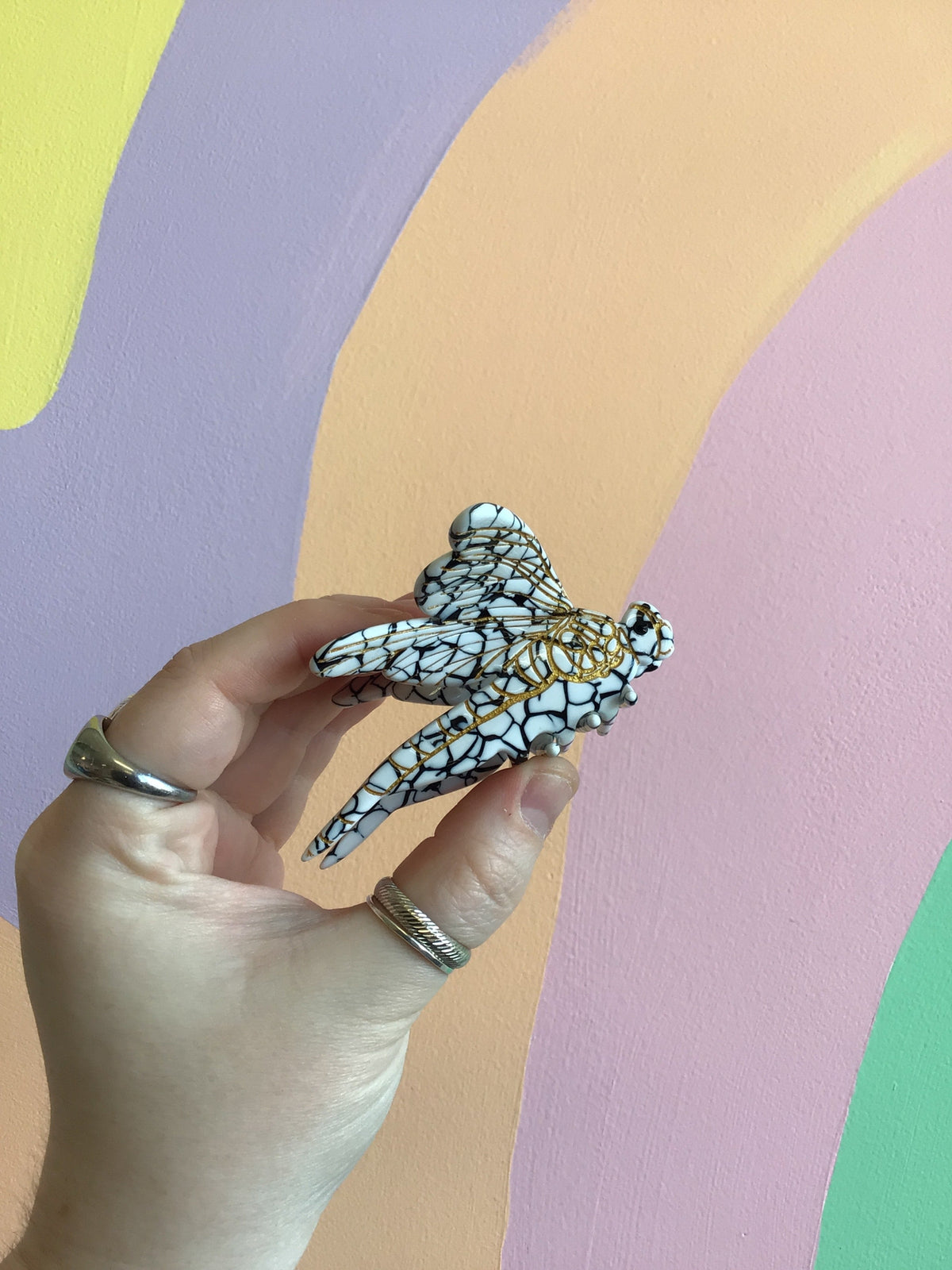 Dragonfly hair claw with blue scale pattern, curled wings, metal teeth
