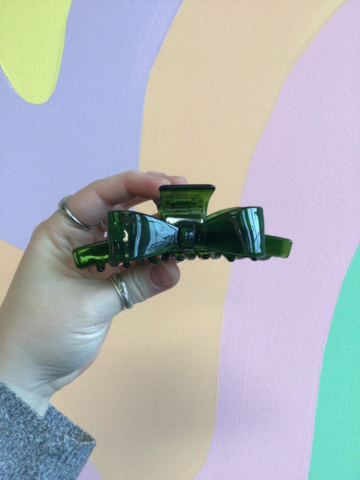 Green bow hair claw with claw teeth and glossy bow accents