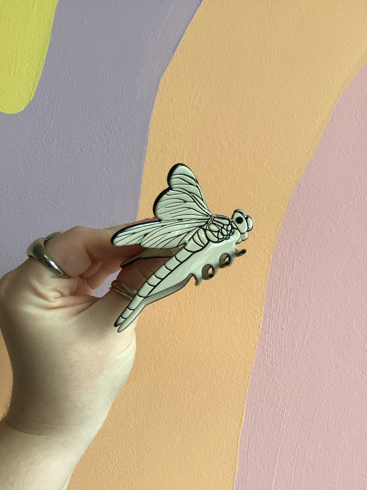 Dragonfly hair claw, mint green with black outline and metal teeth