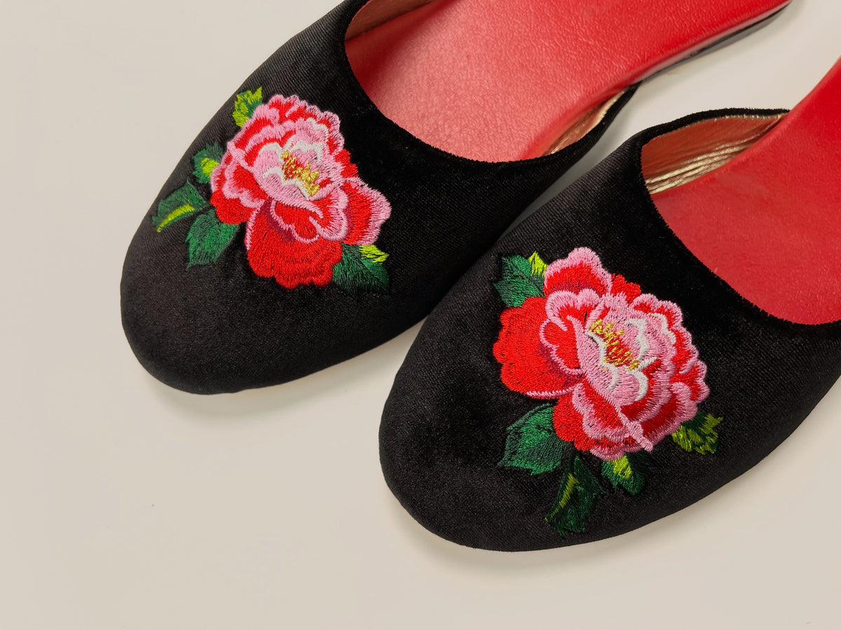 Black velvet mule slippers with side peony embroidery and red lining