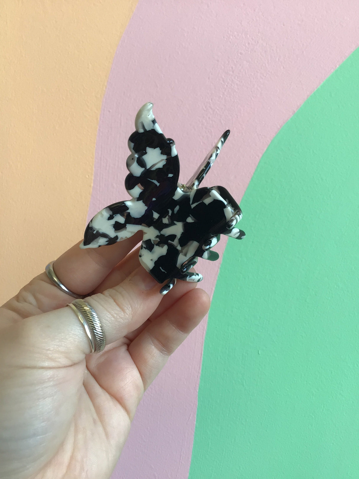 Cat-shaped hair claw, black and white speckled with long teeth