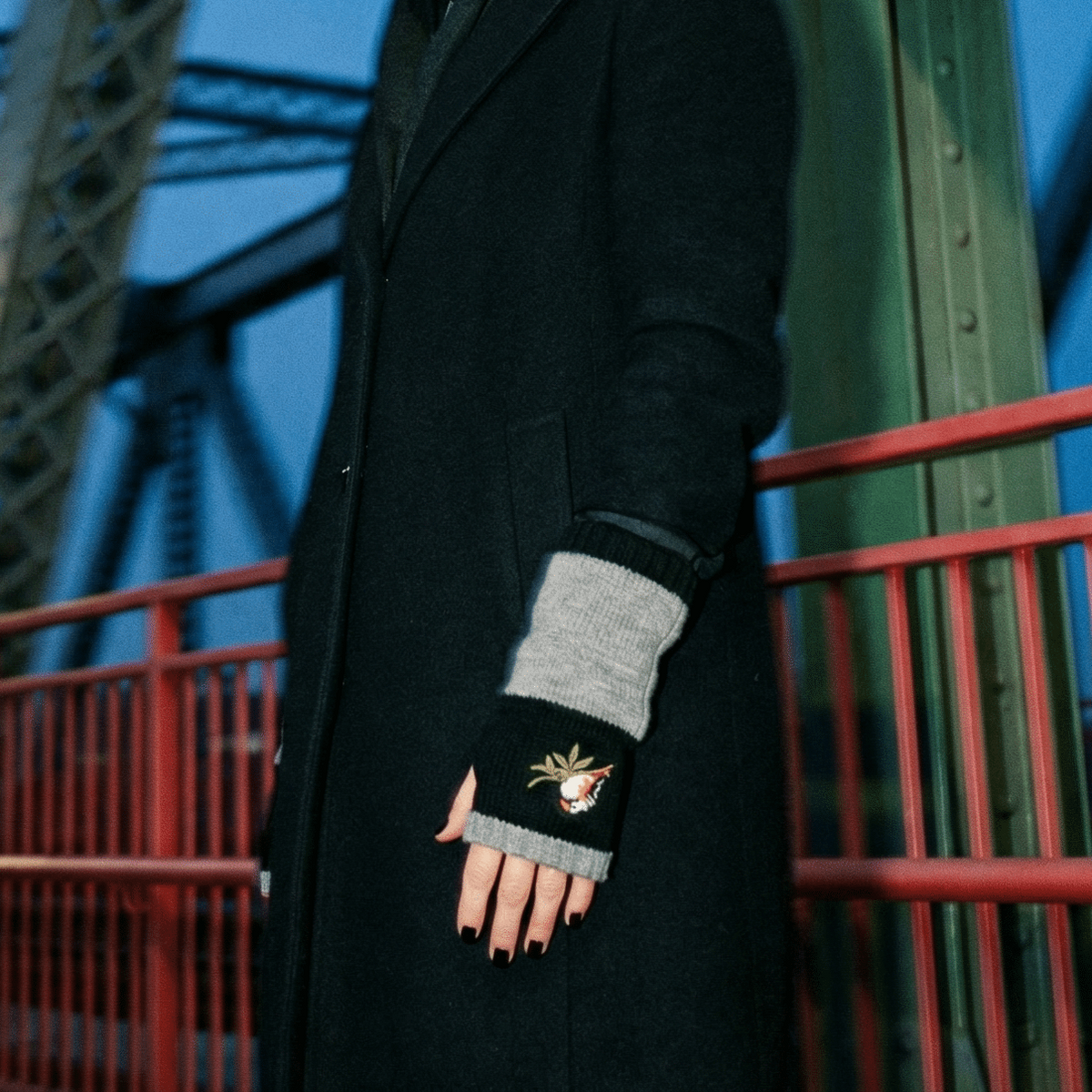 Bird applique fingerless arm warmers in dark gray/black with ribbed cuffs