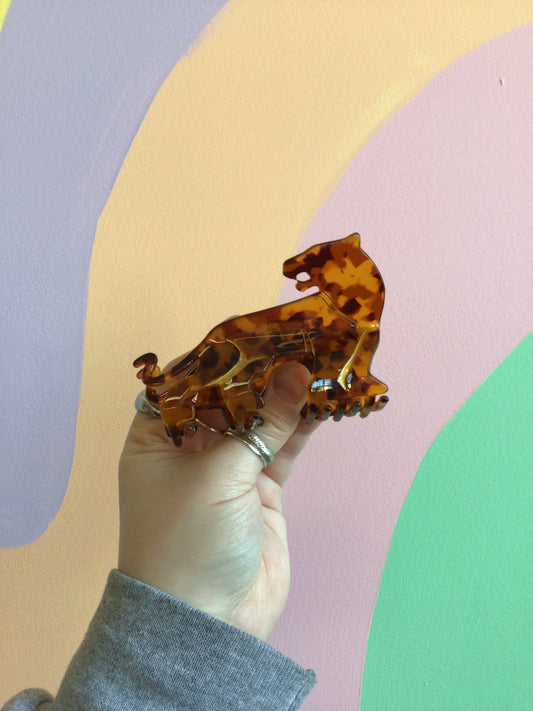 Cheetah-pattern hair claw figure with brown fur spots and small paw details