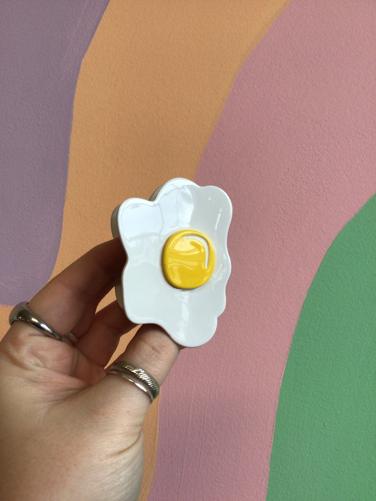 Fried egg-shaped hair claw with white outline and golden yellow center