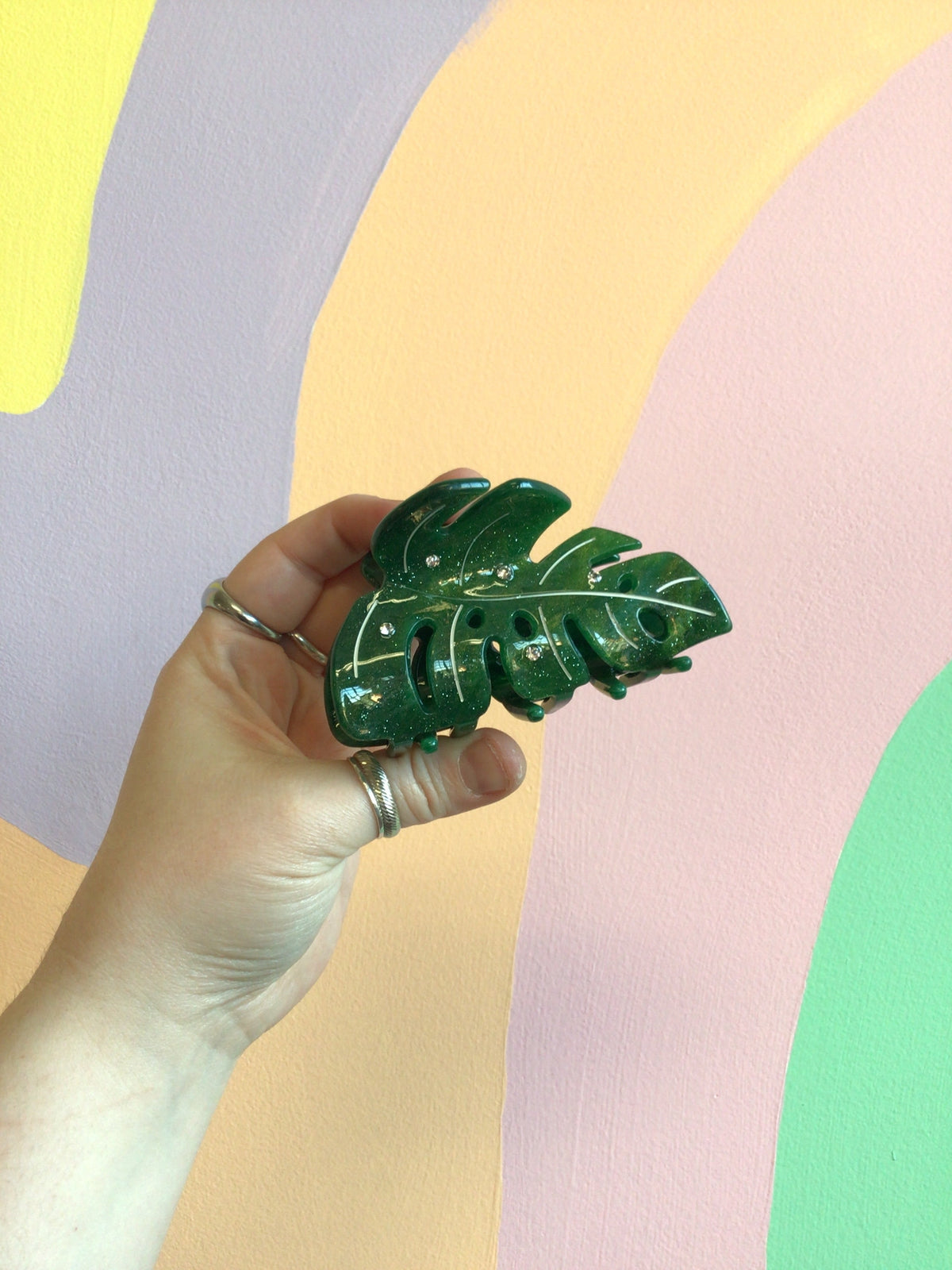 Green monstera leaf hair claw with curved prongs