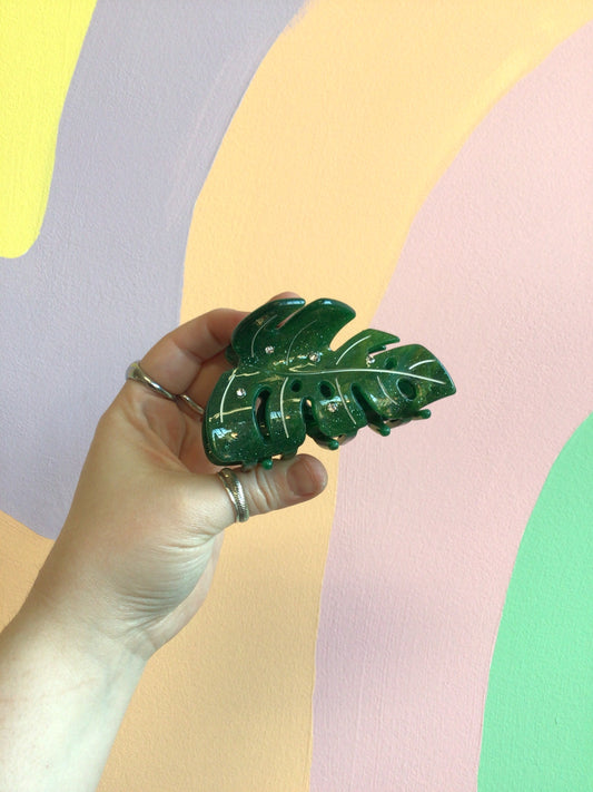 Green monstera leaf hair claw with curved prongs
