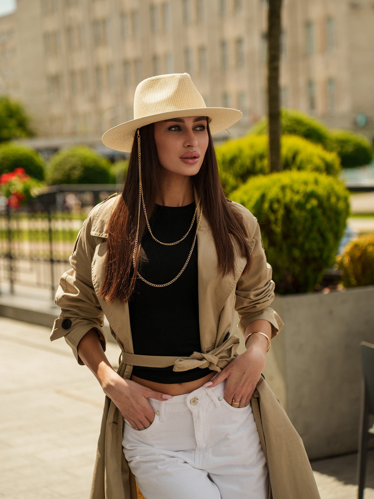 Tribli light beige straw hat with a wide brim and hanging gold chains