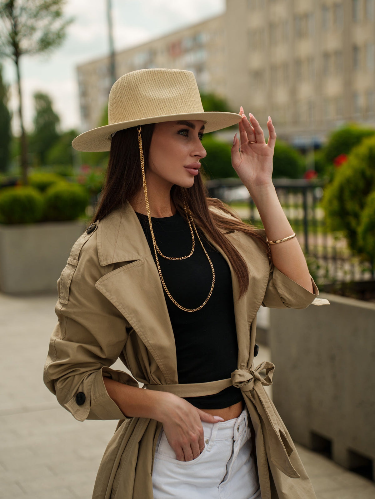 Tribli light beige woven straw hat with a wide brim and double gold chains