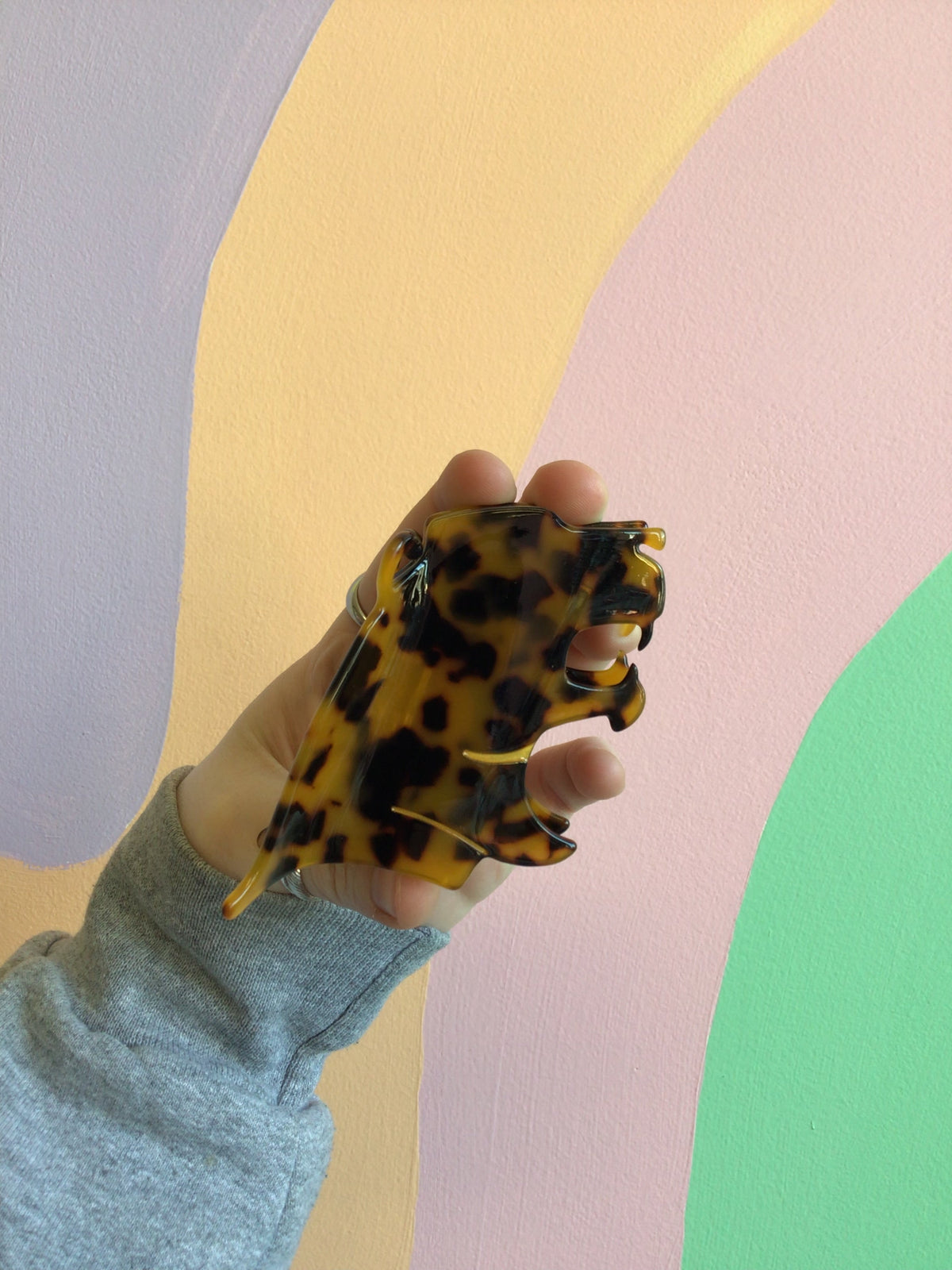 Leopard-pattern hair claw figure with dark spotted face and raised paw