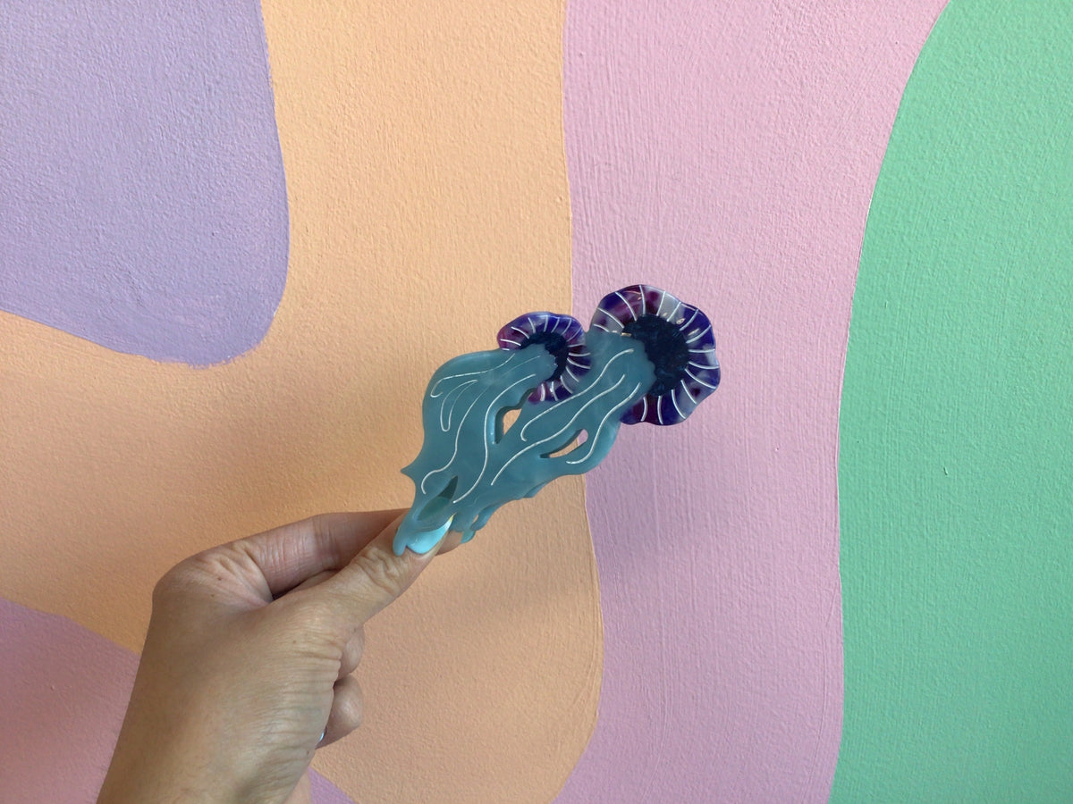 Teal jellyfish hair claw with darker blue accent fins and ridges