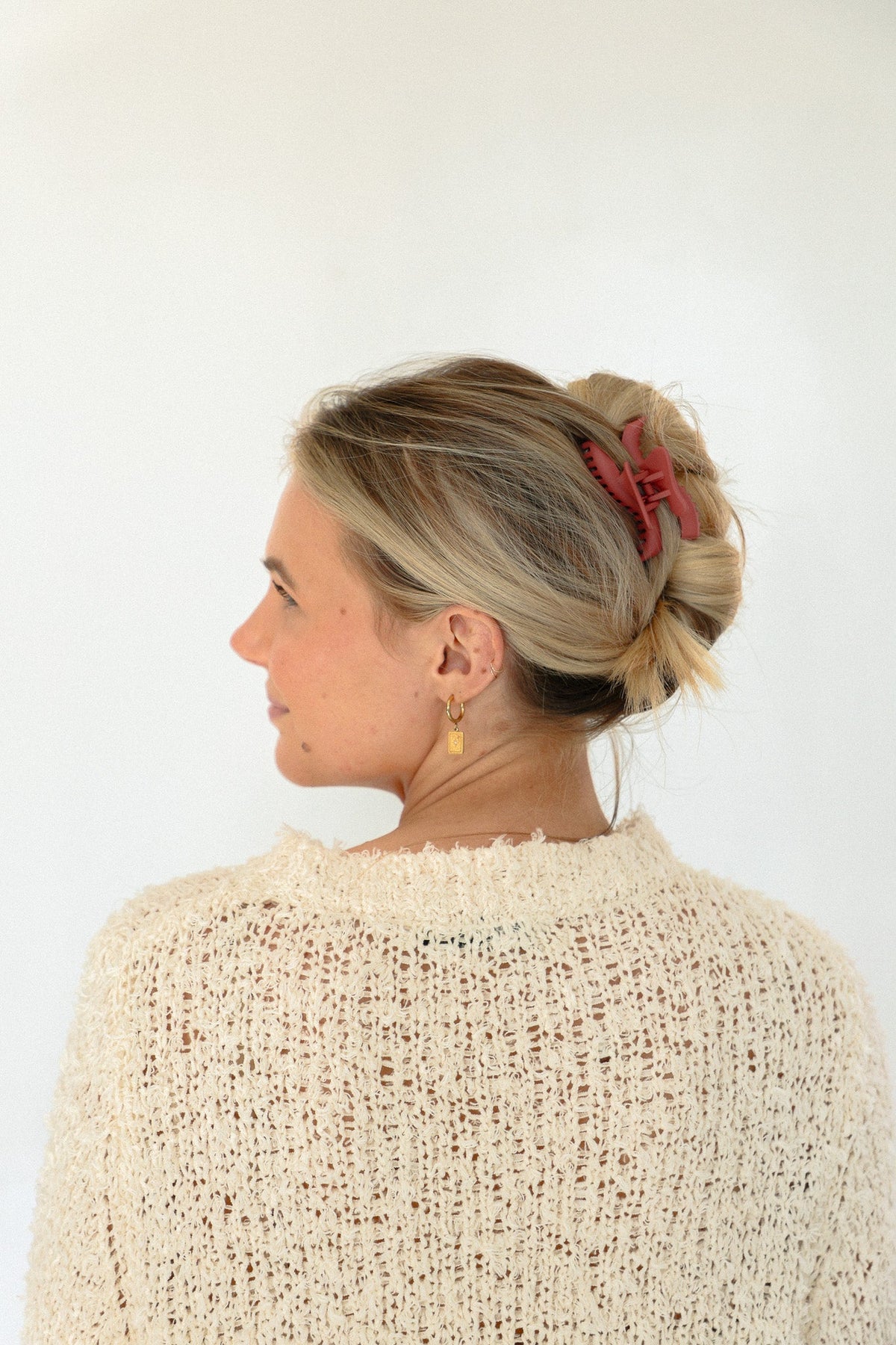Mini claw hair clip on blonde bun, dark red finish