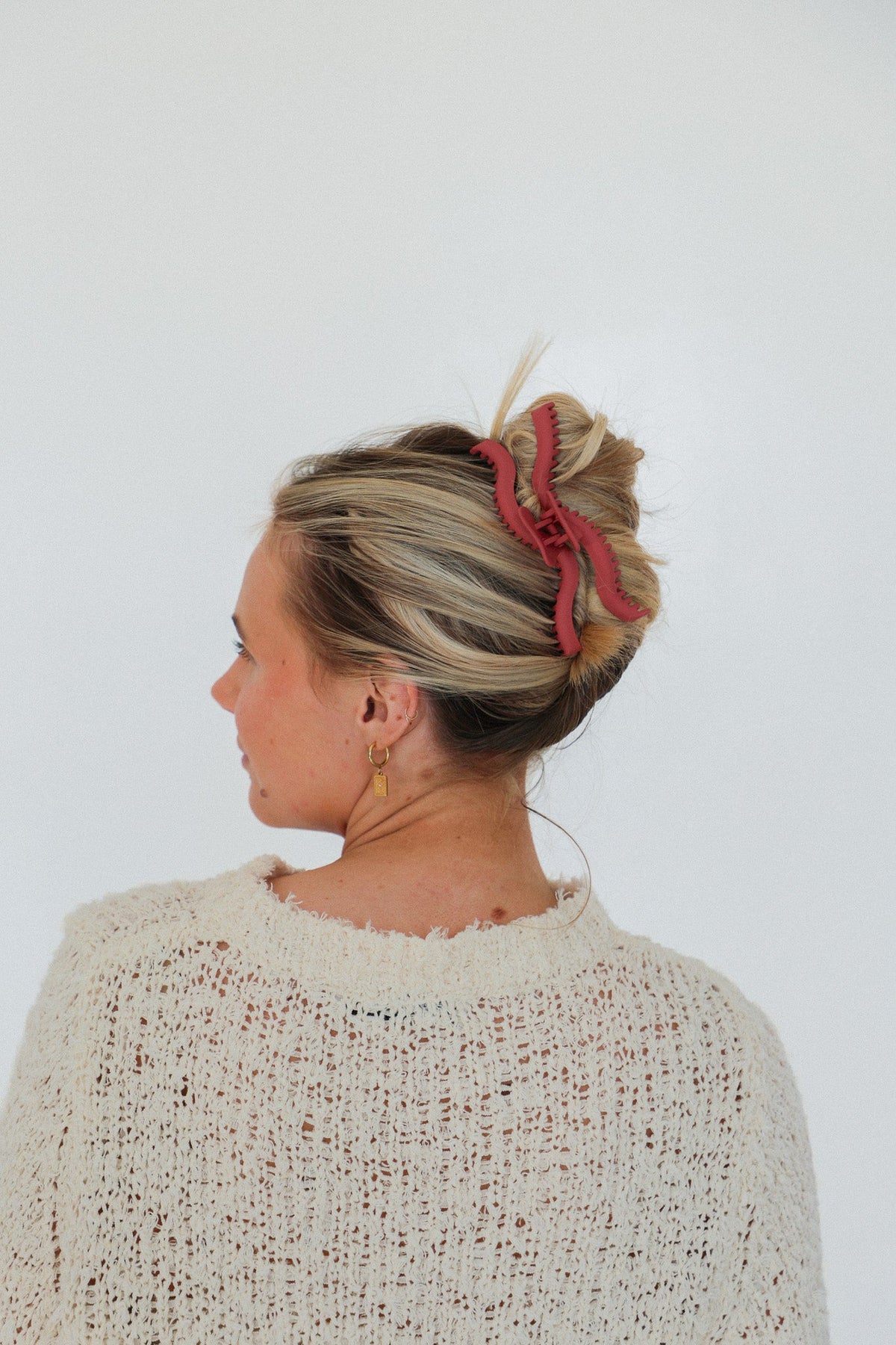 Red wavy hold everything claw hair clip on a bun updo