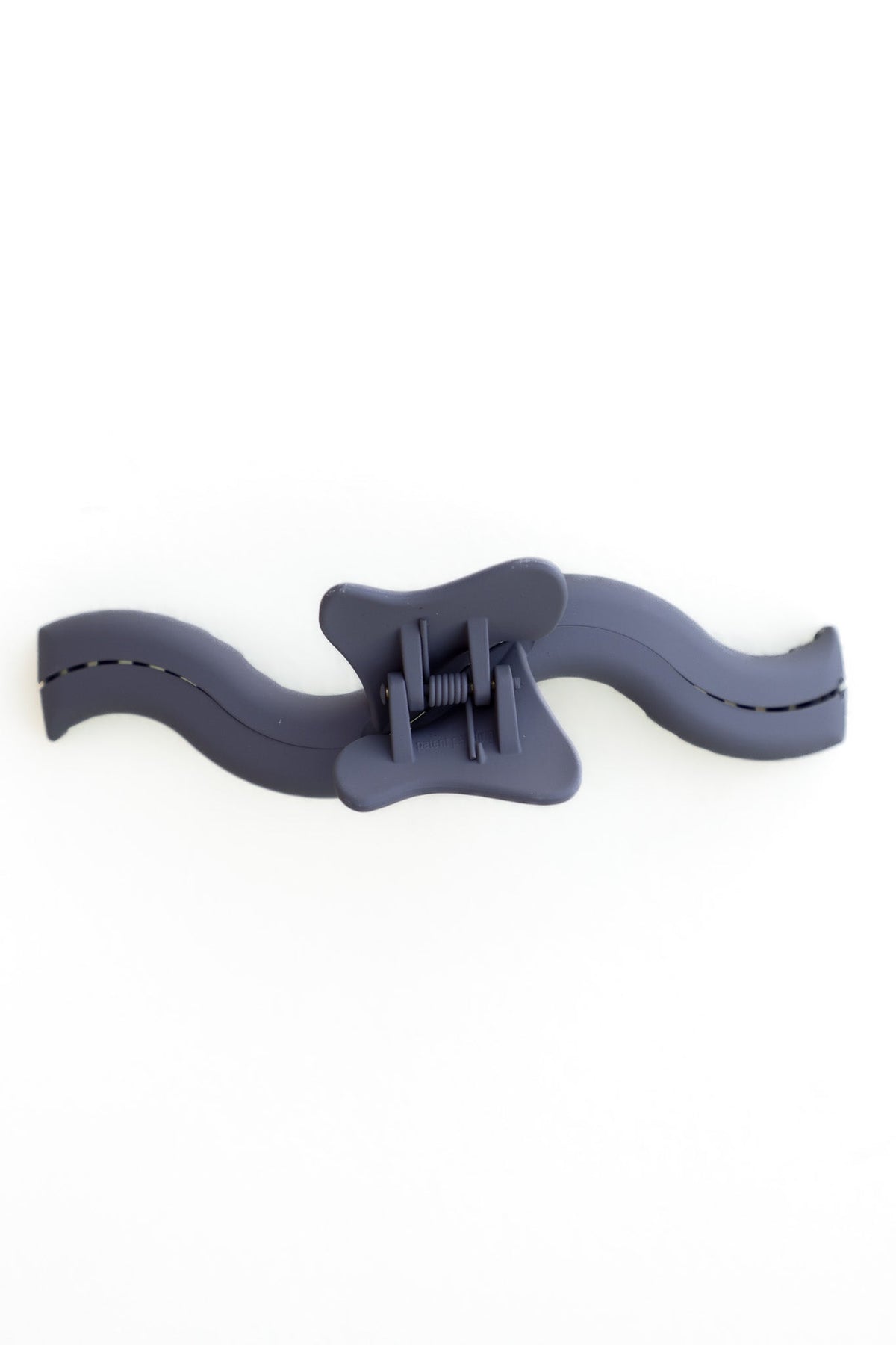 Wavy claw hair clip in dark navy blue with spring hinge detail