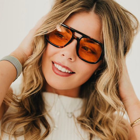 Retro square pilot sunglasses in tortoise frame with amber-orange tinted lenses