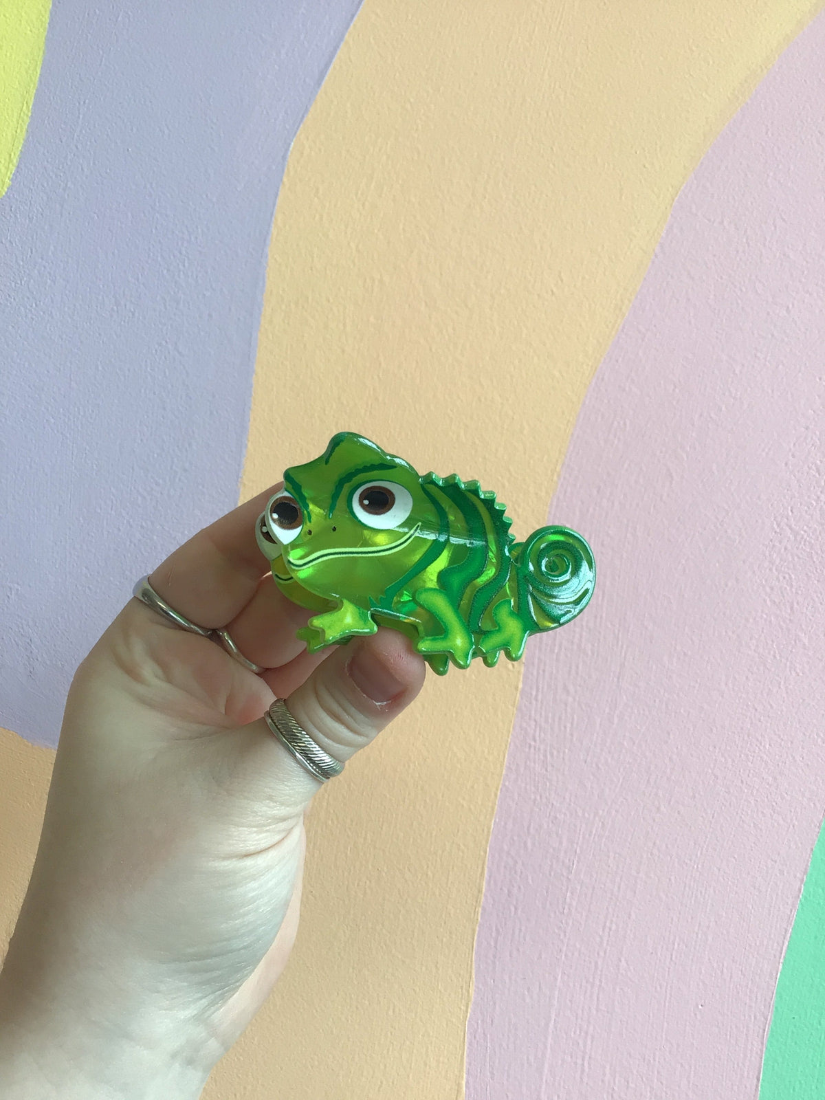 Green chameleon hair claw clip with spiral tail, decorative snap hair accessory