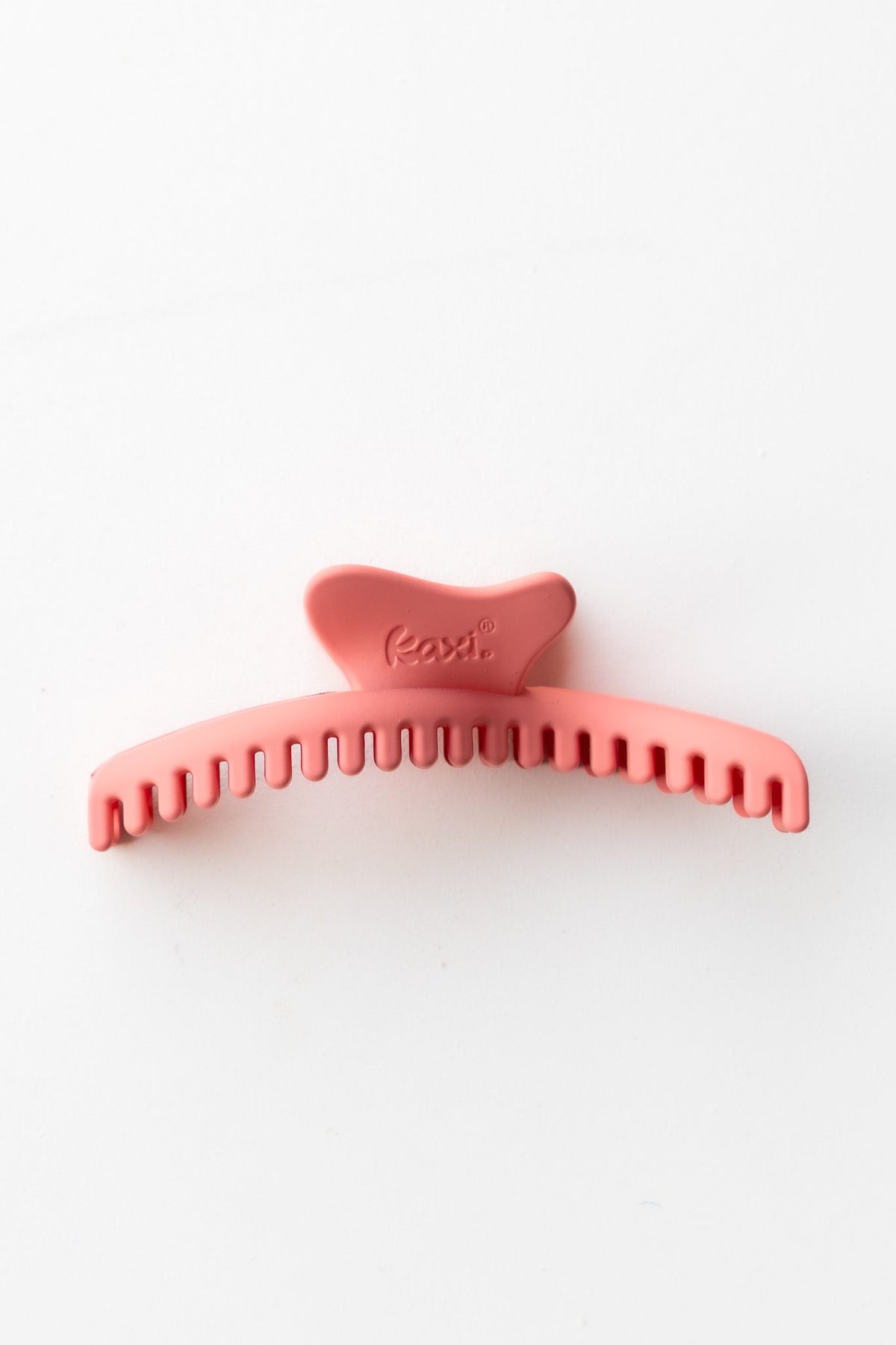 Coral pink wavy hair claw clip with ridged grip teeth