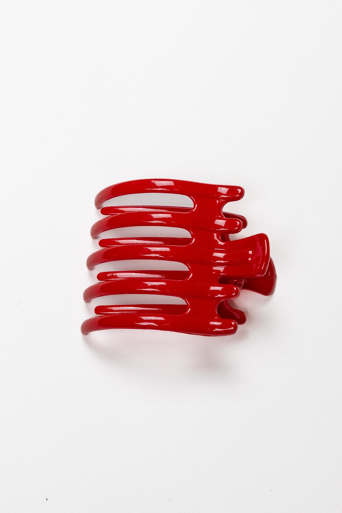 Shiny red wide hair claw with five teeth, laid-flat style