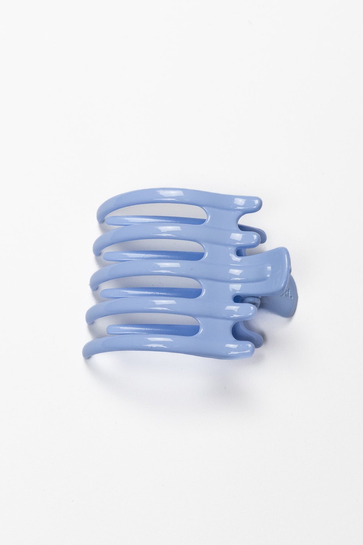 Wide lay-down claw hair clip, glossy periwinkle blue, wide rounded teeth.