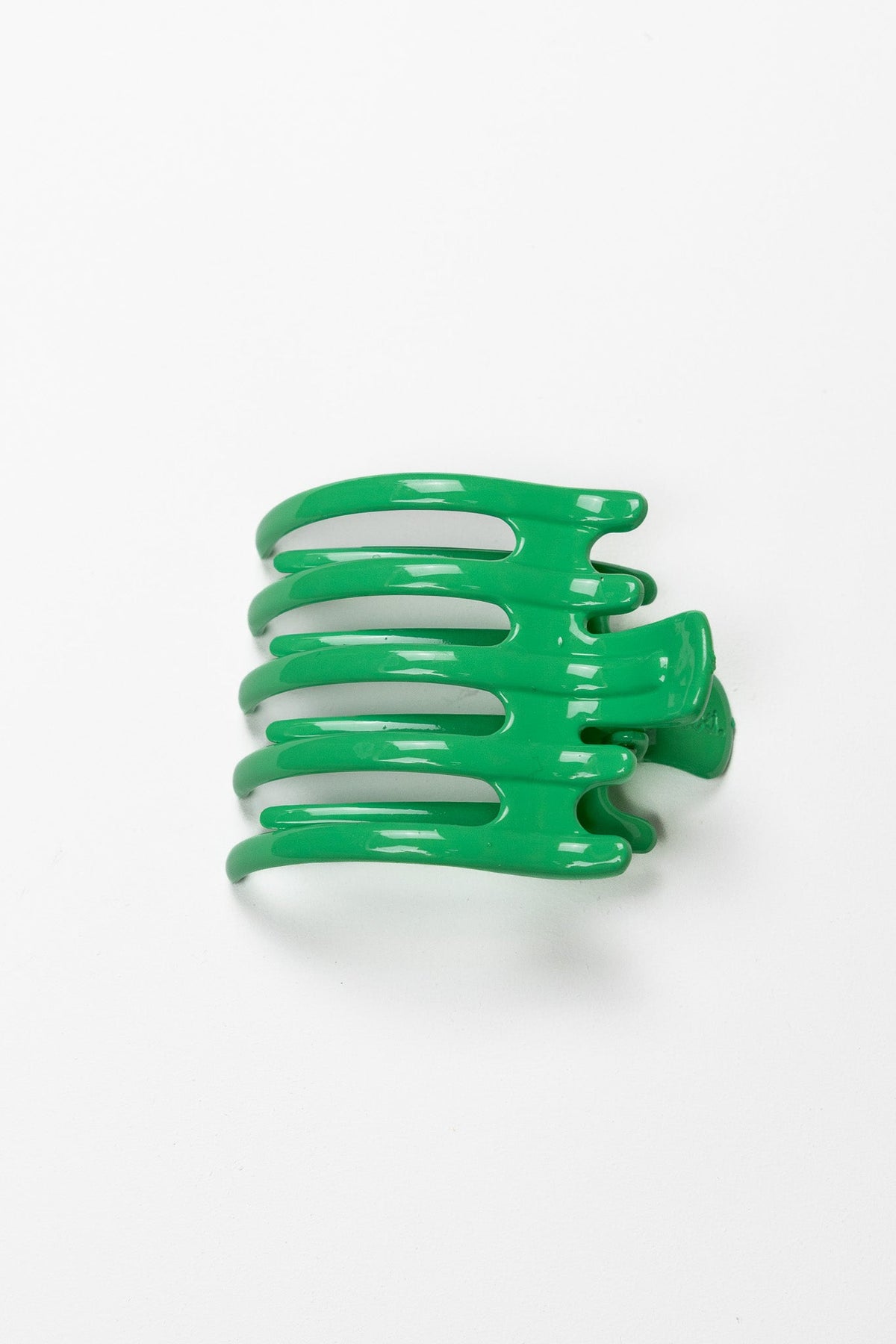 Shiny green wide hair claw with five teeth, laid-flat design